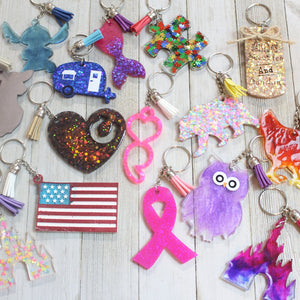Epoxy resin glitter keychains can be personalized